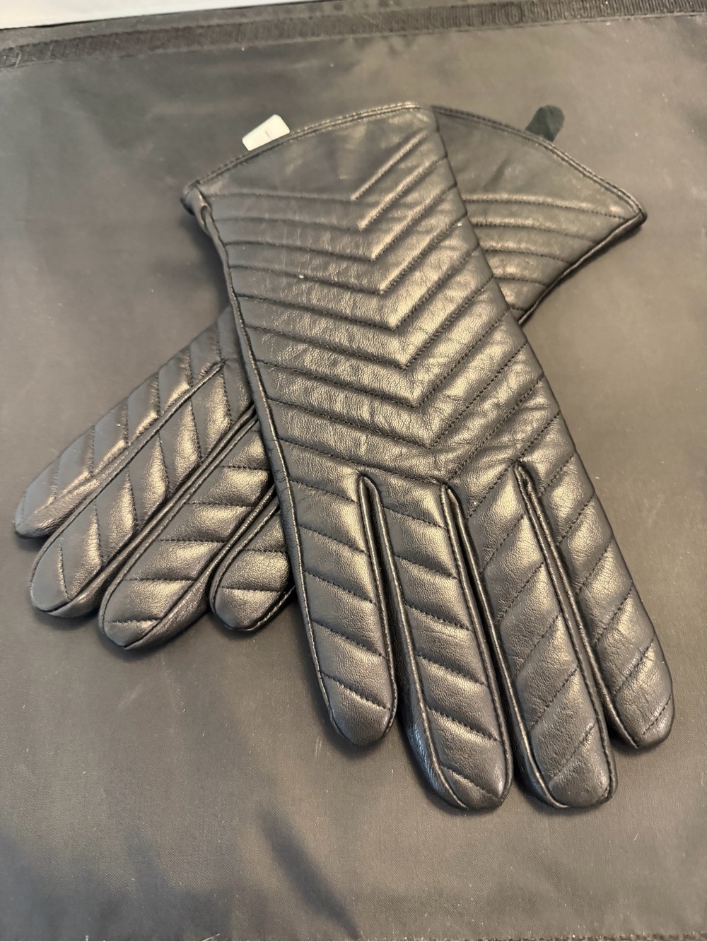 Michael Kors chevron quilted black leather gloves V-shaped Size Large/XLarge